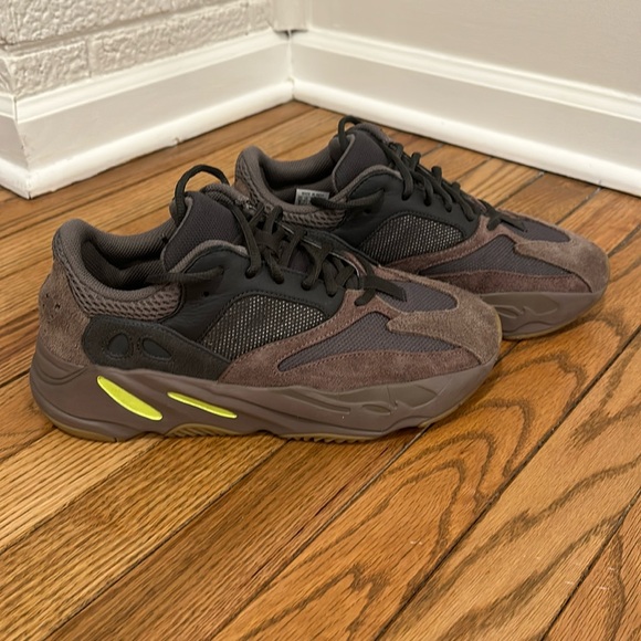 Adidas Yeezy Boost 700 Mauve size 8